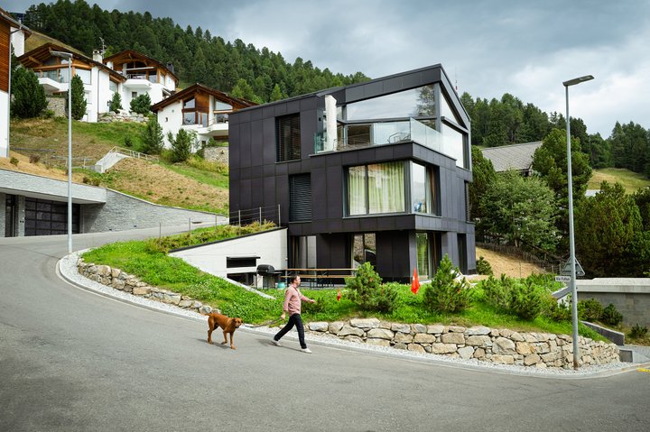 Hightech auf über 1800 Metern: Die Fassade der Villa von Tobias Reichmuth besteht fast komplett aus Solarpanels.