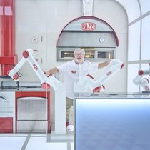 Die Roboter übernehmen vom Auswallen des Teigs bis zum Zuschneiden der Pizza sämtliche Aufgaben.