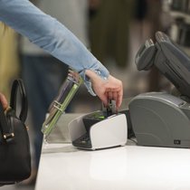 Griff zur Karte: Gemessen am Umsatz ist hierzulande die Debitkarte das beliebteste Zahlungsmittel.