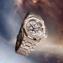 Audemars Piguet, Royal Oak

Als Gewinnerin des Iconic Watch Prize beim Grand Prix d’Horlogerie de Genève 2025 kommt diese Royal Oak Perpetual Calendar in einer Variante aus 18 Karat Sandgold daher. Preis auf Anfrage.