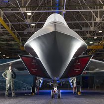 Ein neues Kampfflugzeug der Royal Air Force von BAE Systems, präsentiert in England (November 2024).