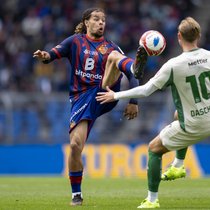 Bitpanda auf der Brust, Swiss Bankers bald in der Tasche? Koba Koindredi (FCB, links) kämpft um den Ball mit Lukas Daschner (SG) am 14. Mai 2026.