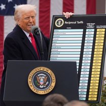 Die berühmt berüchtigte Zolltafel: Das oberste Gericht in den USA könnte bald über die Rechtmässigkeit der Zölle von US-Präsident Donald Trump entscheiden.