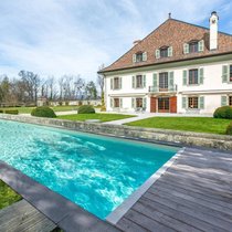 Das ist der Pool und Vorgarten der teuersten Immobilie der Schweiz. Errätst du, wo sie liegt? Die Antwort folgt unten im Artikel.
