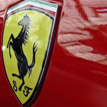 Das Logo der Sportwagenschmiede Ferrari.