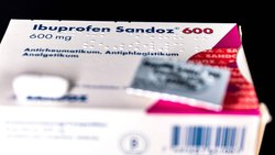 Eine Packung mit Tabletten Ibuprofen 600mg von Sandoz, die gegen Schmerzen und Fieber eingesetzt werden.