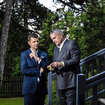 Hublot-Chef Ricardo Guadalupe erklärt Nespresso-Chef Guillaume Le Cunff (links) die Finessen der gemeinsam entwickelten Uhr, die zum Teil aus Kaffeekapseln und -satz gefertigt wurde.
