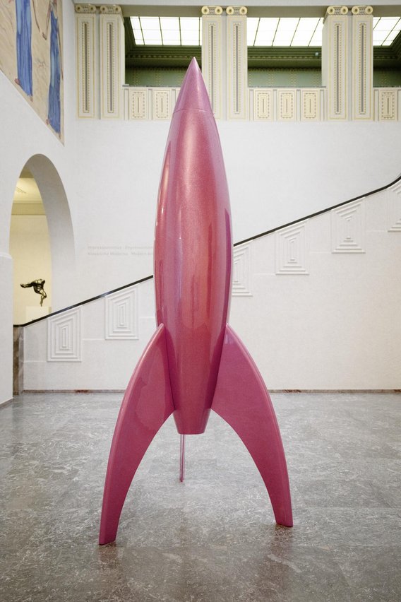 Sylvie_Fleury_Spaceship
Sylvie Fleury (*1961)
First Spaceship On Venus (Pink Champagne), 2021
Glasfaser, Lackfarbe mit Glitzer
Objektmass: 340 x 120 x 120 cm
Kunsthaus Zürich, Vereinigung Zürcher Kunstfreunde, 2021