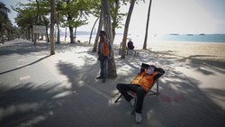 Keine Touristen in Thailand: Taxifahrer warten auf Kundschaft.