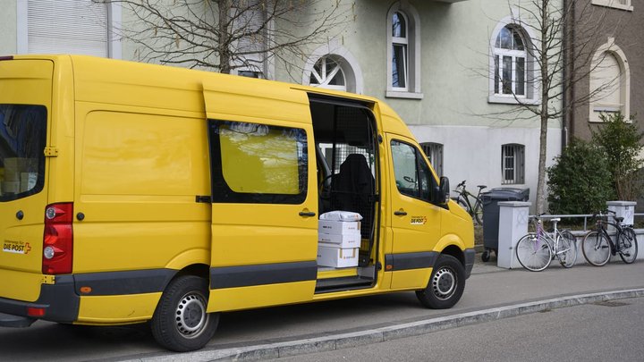 Ein Post Lieferwagen mit Zalando Paketen am 7. Maerz 2019 an der Nordstrasse in Zuerich. (KEYSTONE/Christian Beutler)