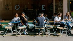 Café Coffee im hippen Zürcher Quartier Wiedikon: Dank der hohen Lebensqualität leben und arbeiten Expats gerne in der Schweiz.
