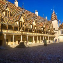 Das berühmte Hôtel-Dieu, einst ein Hospiz für die Armen, heute die touristische Sehenswürdigkeit schlechthin in Beaune und Ort der alljährlich stattfindenden Weinauktion.
