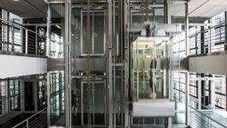 Schindler-Aufzug: Die Verstädterung hilft den Liftbauern.