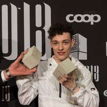 Der Bieler Musiker Nemo posiert im Februar 2018 mit seinen vier Swiss Music Awards vor der Sponsorenwand.