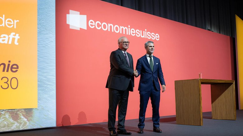 Nach zwei Amtsperioden übergab Christoph Mäder (l.) am «Tag der Wirtschaft» in Luzern das Economiesuisse-Präsidium an KMU-Unternehmer Silvan Wildhaber. 