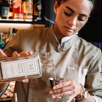 Vanessa Brzezicha kreiert auch ohne Alkohol tolle Drinks. Hier an ihrer früheren Wirkungsstätte, der Zürcher «Bar am Wasser».