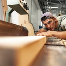 Schreiner an der Arbeit: KMU wissen wenig darüber, was KI-Systeme über sie wissen.