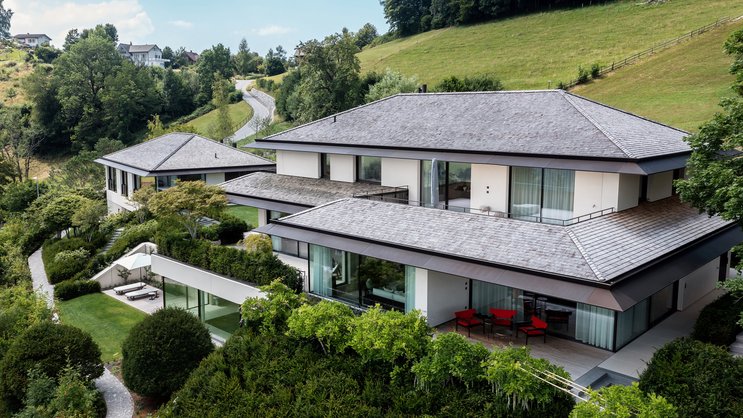 Die Häusergruppe fügt sich dank klug ausgewählter Materialien und Formen harmonisch in die Umgebung ein.