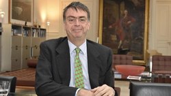 André Hoffmann, oben in seinem Büro in Morges am Genfersee, setzt sich mit
seinen Stiftungen für neue Wege in der Wirtschaft ein.