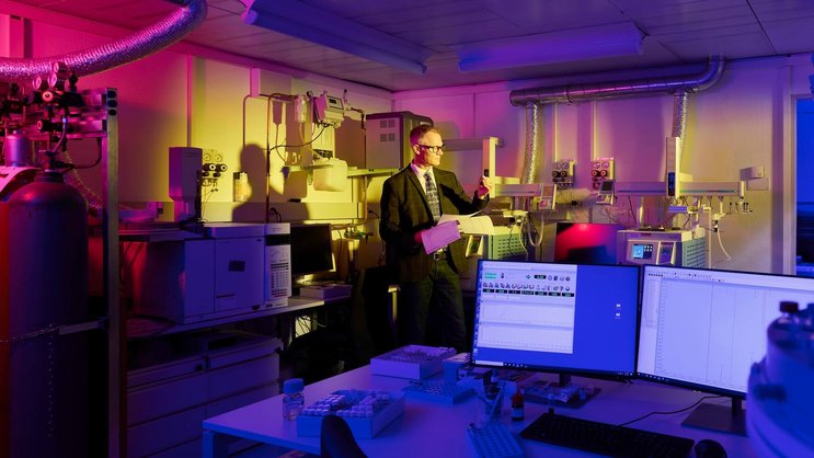 IM EINSATZ: Der Chemiker Michael Bovens ist leitender Wissenschafter im Forensischen Institut Zürich, wo im Labor mit Hilfe von diversen Analyseverfahren Sachbeweise erstellt werden.