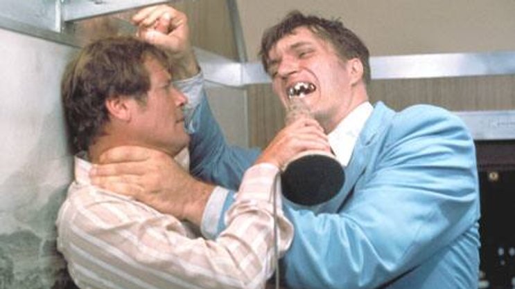 Roger Moore (l.) hier in Tuchfühlung mit «Beisser» in «Der Spion, der mich liebte». (Bild: Keystone)