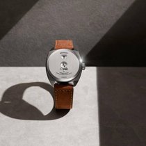 Die Uhr aus Stahl mit springender Stunde vereint Handwerkskunst und Präzision.