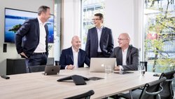 Ufenau Capital Partners: Die vier Partner des Private-Equity-Hauses aus Pfäffikon SZ haben gut lachen: Seit 2011 sind Marinus Schmitt, Ralf Flore, Dieter Scheiff und Andreas Joehle (v.l.) erfolgreich im Geschäft mit KMU-Beteiligungen in ganz Europa. Für ihre vorwiegend angelsächsischen Investoren verwalten sie über eine Milliarde Franken. Der gute Kontakt zu den Unternehmern ist das Erfolgsrezept von Ufenau.