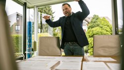 Früher reichte ein A4-Blatt, sagt Urs Schellenberg. Heute bedecken die Unterlagen für die Abwassermessungen fast seinen ganzen Sitzungstisch.