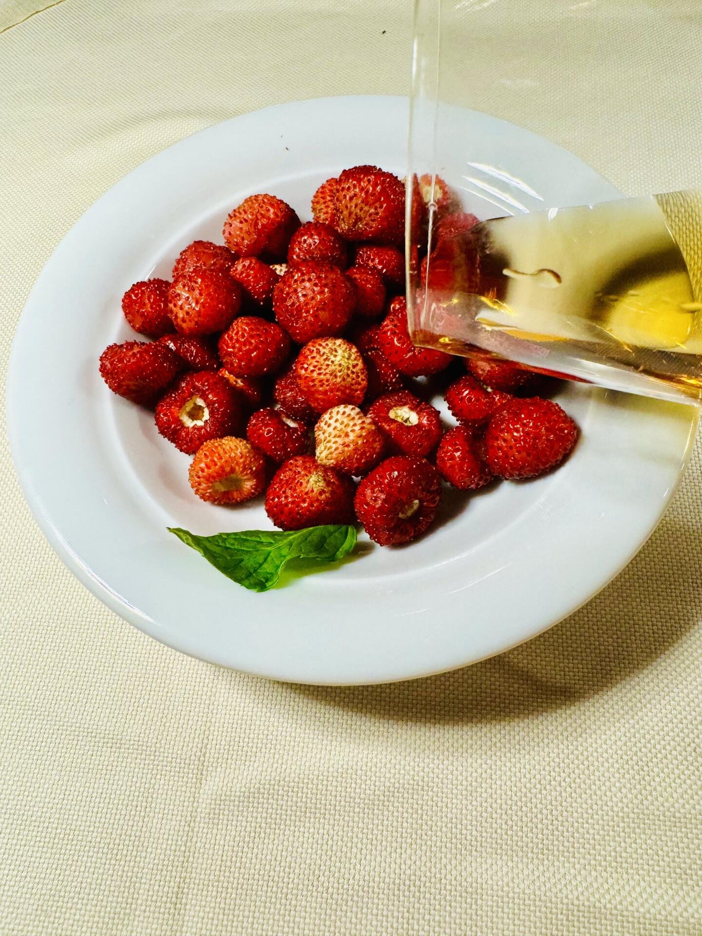Walderdbeeren und Marsala sind ein klassisches Dessert auf Sizilien.