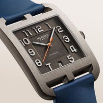 Henri d'Origny entwarf die Cape Cod 1991 als «Quadrat im Rechteck». Hermès hat das Design angepasst, jetzt stehen vier Farben zur Auswahl: Quietschgelb, Hermès-Orange, Dunkelblau und Schwarz.