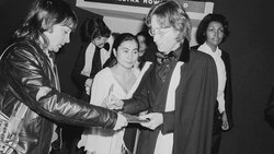 John Lennon gibt ein Autogramm in New York, 1960. Sein letztes Autogramm, das er auf einer Vinylplatte gab, ist viel wert.