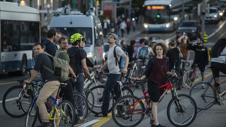 Je nach Ernährung für die Energiezufuhr schneidet das Velo auf längere Distanzen ökologisch gar nicht so gut ab: Velodemonstration «Critical Mass» in Zürich.