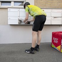 Wenn der Milchkasten zum Hub wird: Ein Velokurier legt im Auftrag von Eat.ch eine bestellte Mahlzeiten in den Milchkasten eines Kunden.