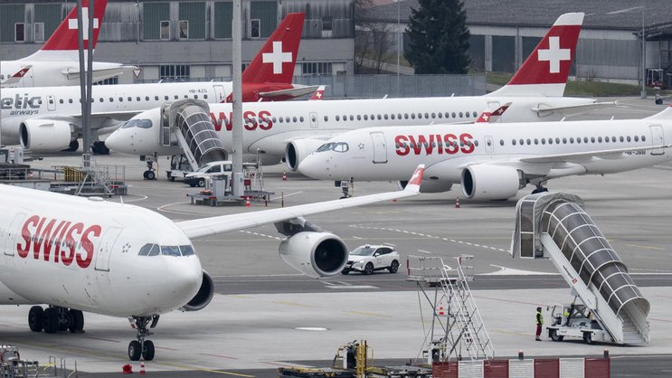 Flieger der Swiss in Zürich: Die Geschäftsleitung der Swiss-Mutter Lufthansa kürzt das Budget für Weiterbildungen, Dienstreisen und Beraterverträge.