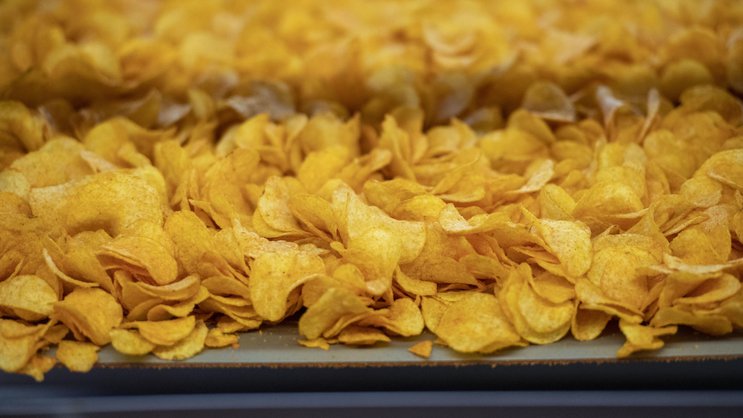 Es dauert gerade einmal 40 Minuten, bis die rohe Kartoffel frittiert und gewürzt in der Chipstüte landet.