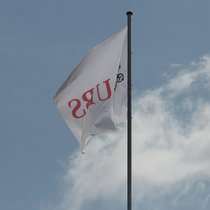 Eine Fahne mit dem Firmenlogo der UBS (2025).