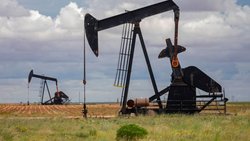 Führungskräfte verkauften Anteile an Unternehmen aus allen Bereichen des Energiesektors, darunter Offshore-Bohrunternehmen, Raffinerien und Erdgasexporteure.
