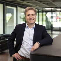 Da steht er noch in St. Gallen: Helvetia-Baloise-CEO Fabian Rupprecht am Eingang des damaligen Helvetia-Hauptsitzes im Jahr 2024.