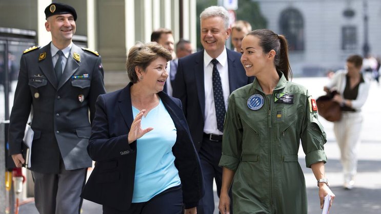 Verteidigungsministerin Viola Amherd (l.) und Pilotin Fanny Chollet: Die Kampfjet-Kampagne wird an vorderster Front von Frauen geführt.