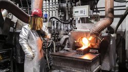 Das Minengold wird bei über 1000 Grad geschmolzen, um es zu homogenisieren.