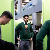 Hardik Nahata probierte während der jährlichen Konferenz von Nvidia im Merchandise-Shop einen Pullover von Jensen Huang an. 