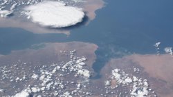 Die Meerenge Bab al-Mandab aus der Vogelperspektive: Neben der Strasse von Hormus ist diese das zweite strategische Nadelöhr der Region.