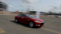 Tesla Model 3: Mit dem neuen Fahrzeug will der US-Autokonzern den Durchbruch als Massenhersteller schaffen.