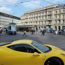 Ferrari am Zürcher Paradeplatz: Laut einer Studie gehen Bankerinnen und Banker, die Ferrari fahren, höhere Risiken mit dem Geld ihrer Kundschaft ein.