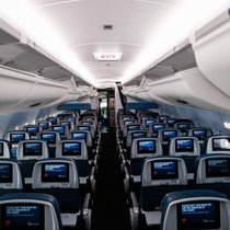 Economy-Klasse bei Delta Airlines: Fluggesellschaften mit First-Class-Bereichen wie Delta Air Lines und United Airlines haben in den letzten zehn Jahren die Anzahl der Premium-Sitzplätze auf ihren Flügen erhöht. 