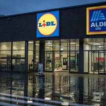 Es tut sich ein Graben auf: Die Discounter Aldi und Lidl beschreiten in der Schweiz unterschiedliche Wege.