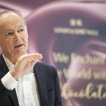 Lindt-&-Sprüngli-CEO Adalbert Lechner kann höhere Preise einfacher durchsetzen als Konkurrenten.