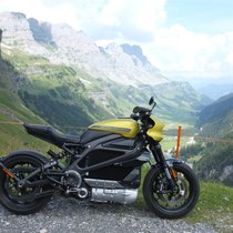 Harley-Davidson Livewire: Mit der E-Harley ist man auch in den Schweizer Bergen unauffällig unterwegs – aber dennoch Aufsehen erregend.