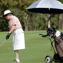 Eine Seniorin vergnügt sich beim Golfen.