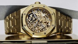 Die Audemars Piguets Royal Oak aus Roségold fasziniert mit skelettiertem Zifferblatt und zwei Unruhen im Kaliber 2903.